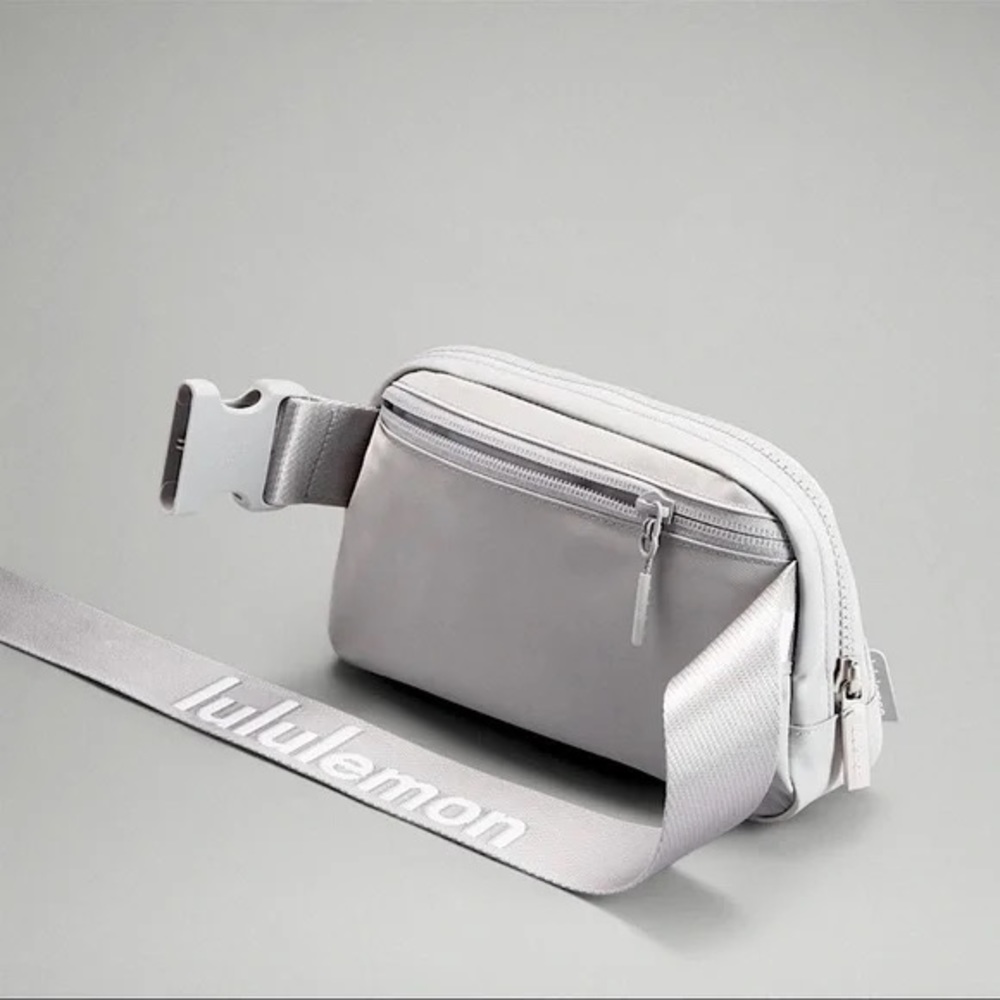 Lululemon Everywhere belt bag 1L, Silver Drop/ White -Discontinued - Picture 5 of 16